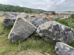 Валун мрамор черный до 5 тонн
