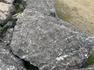 Валун мрамор черный до 5 тонн